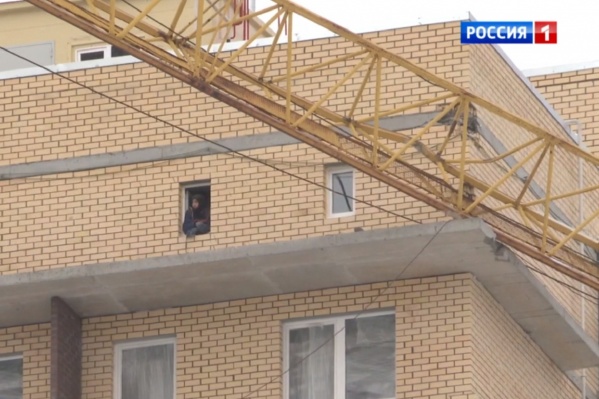 Упавшая стрела крана повредила кирпичную кладку Упавшая стрела крана повредила кирпичную кладку