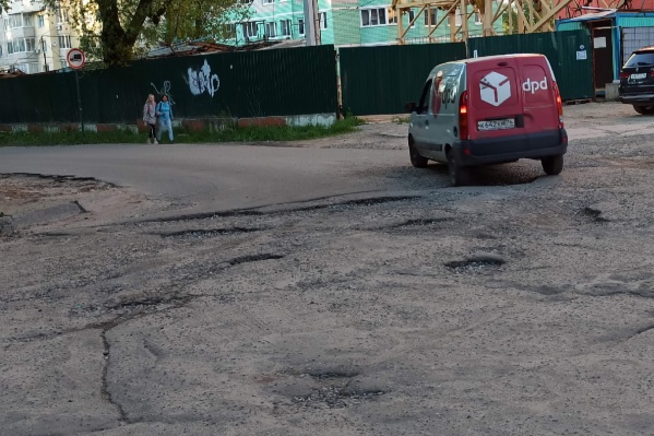 Ярославцы убивают машины об ямы Ярославцы убивают машины об ямы