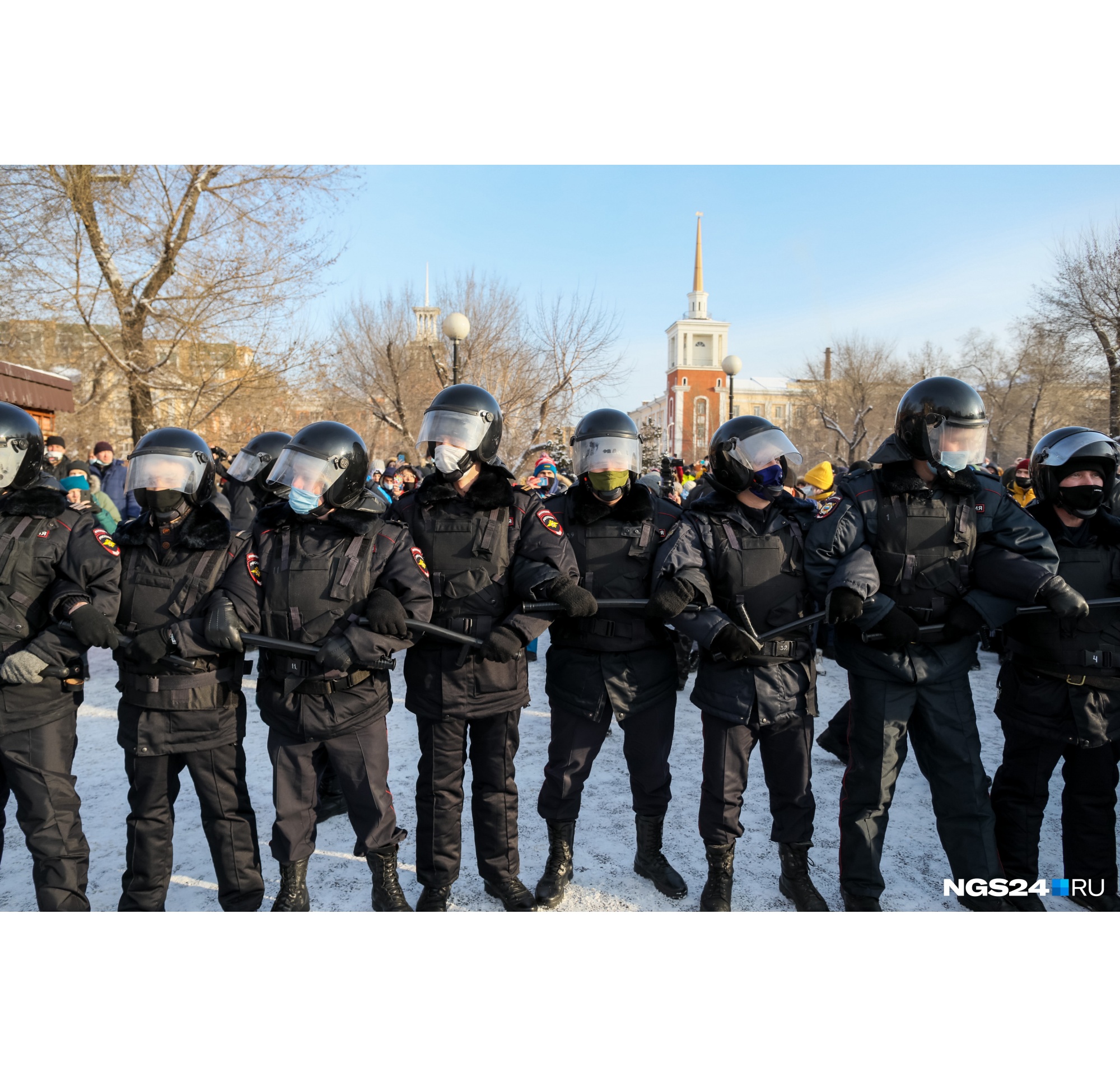 На площадь начали стягивать полицейских На площадь начали стягивать полицейских