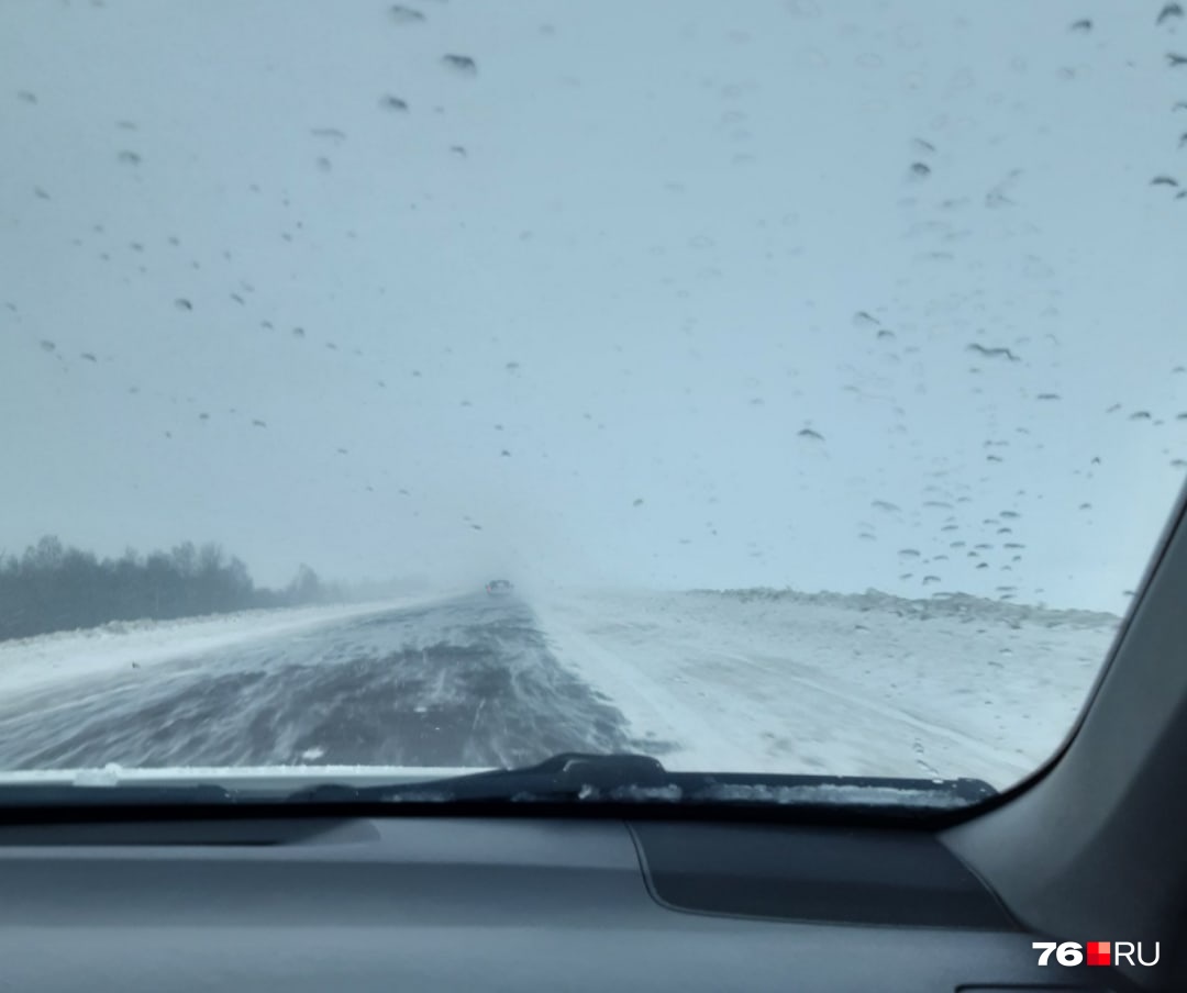 Дорога вдоль Рыбинского водохранилища похожа на космическую пустошь Дорога вдоль Рыбинского водохранилища похожа на космическую пустошь