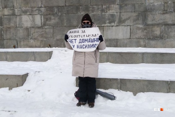 Дворники начали убирать снег у памятника Ленину прямо по время пикета Анастасии Дворники начали убирать снег у памятника Ленину прямо по время пикета Анастасии