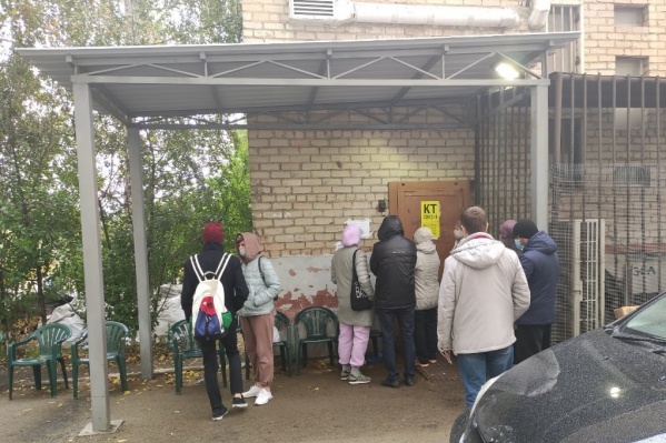 На часовые очереди под открытым небом пациенты жалуются уже несколько дней, но лучше не становится. Меняется только погода На часовые очереди под открытым небом пациенты жалуются уже несколько дней, но лучше не становится. Меняется только погода