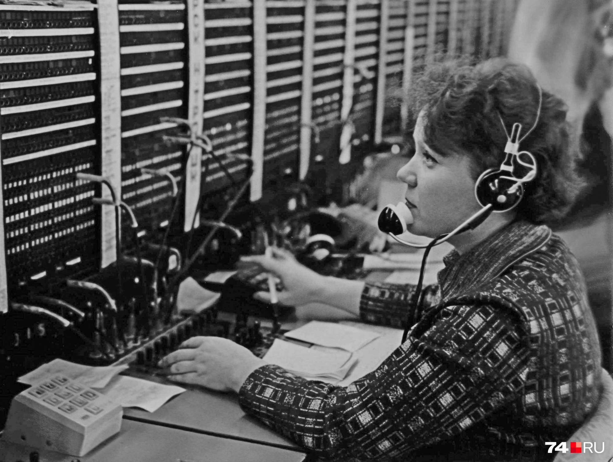 На этом фото — работа телефонисток Челябинской междугородней станции в 1980-е годы