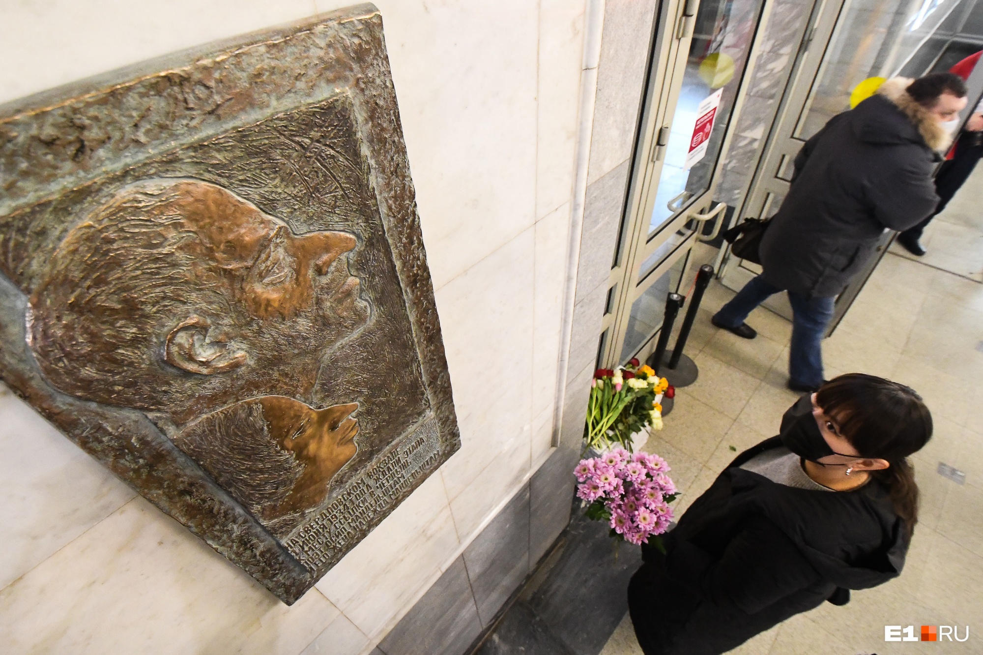 «Круче, чем во Франции»: на ж/д вокзале Екатеринбурга установили доску Осипу Мандельштаму за полмиллиона