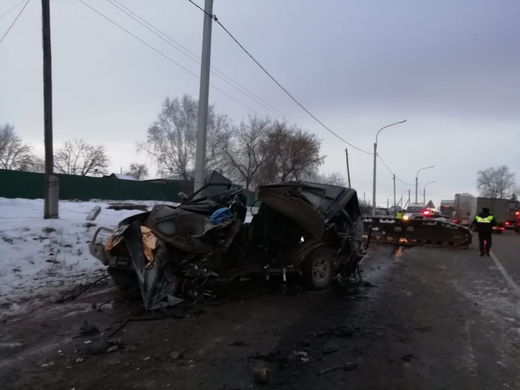 16-тонный незакрепленный груз упал на уазик, в котором ехали рабочие 16-тонный незакрепленный груз упал на уазик, в котором ехали рабочие