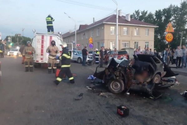 В аварии погибло трое человек, один находится в 22-й больнице в тяжелом состоянии В аварии погибло трое человек, один находится в 22-й больнице в тяжелом состоянии 