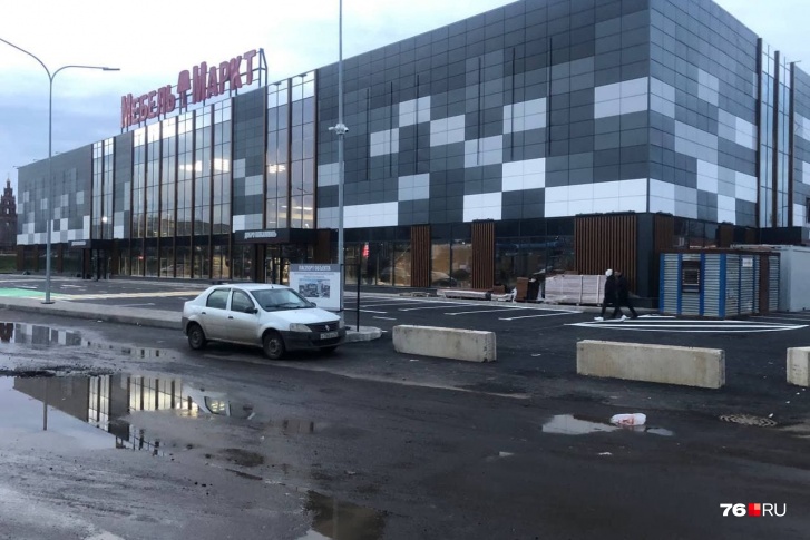 Место, где раньше была большая парковка, переделали под торговые площади Место, где раньше была большая парковка, переделали под торговые площади