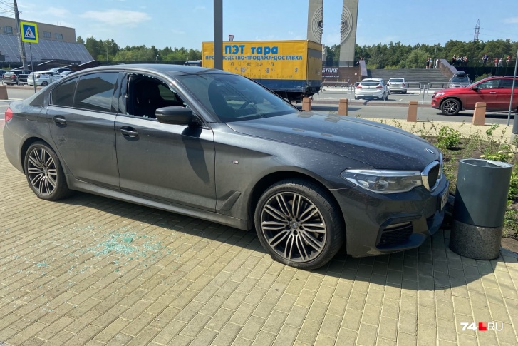 BMW выехала на тротуар на перекрестке Лесопарковой и Ленина