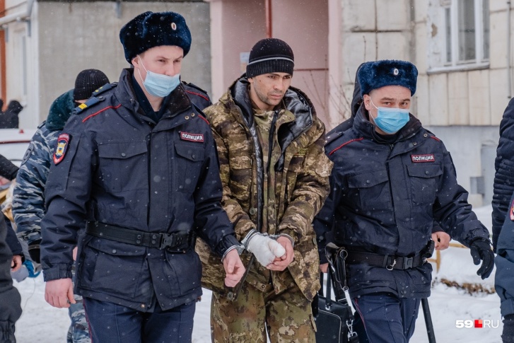 Подозреваемого привезли к месту убийства Подозреваемого привезли к месту убийства