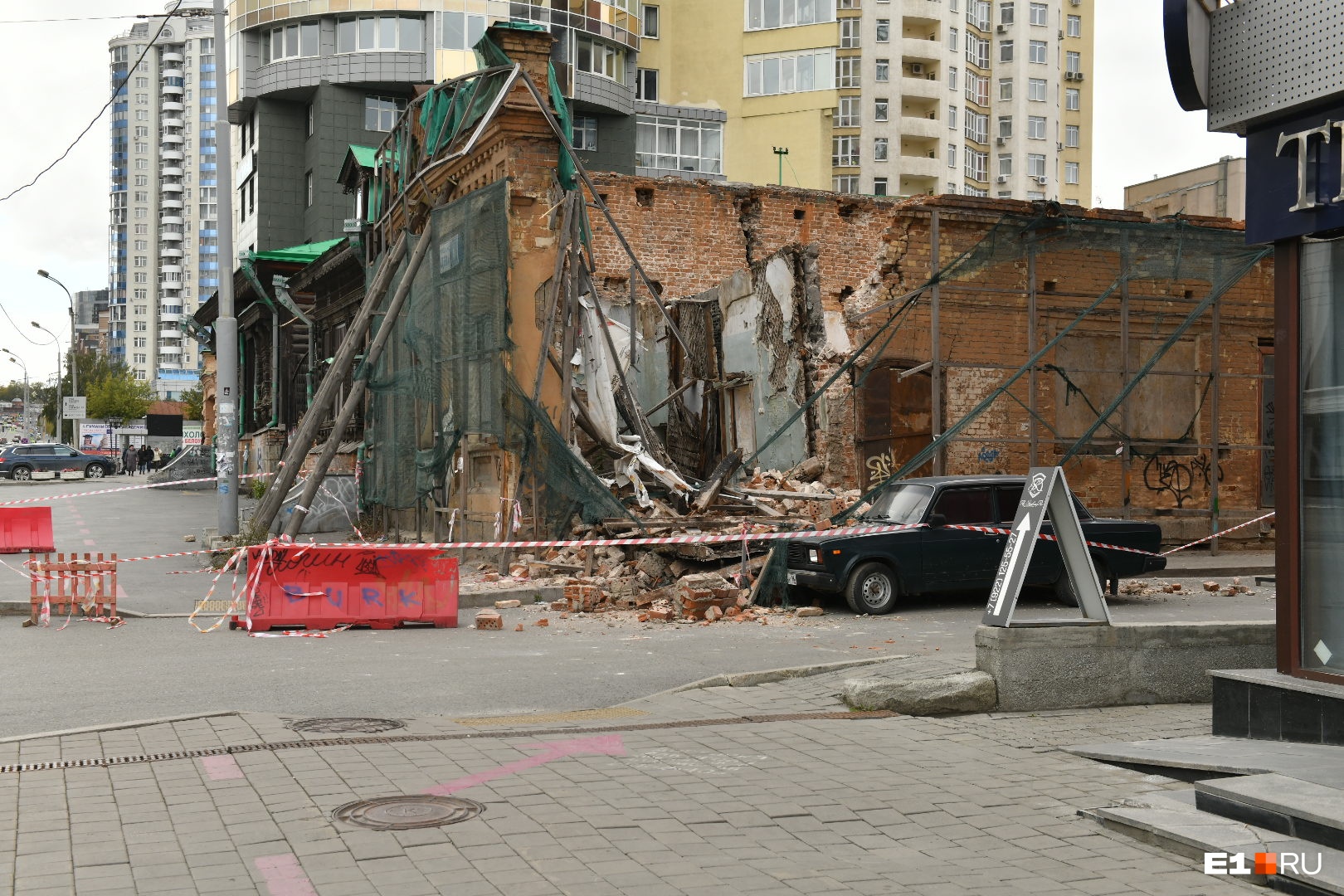На Радищева рухнуло историческое здание возле «Гринвича»
