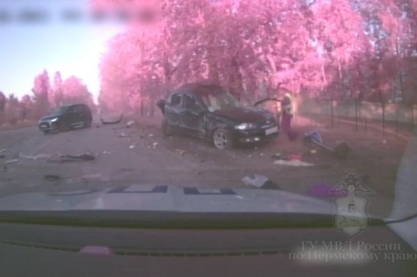 В результате водитель автомобиля Nissan Almera разбился и получил смертельные травмы. Скрин с записи видеорегистратора В результате водитель автомобиля Nissan Almera разбился и получил смертельные травмы. Скрин с записи видеорегистратора