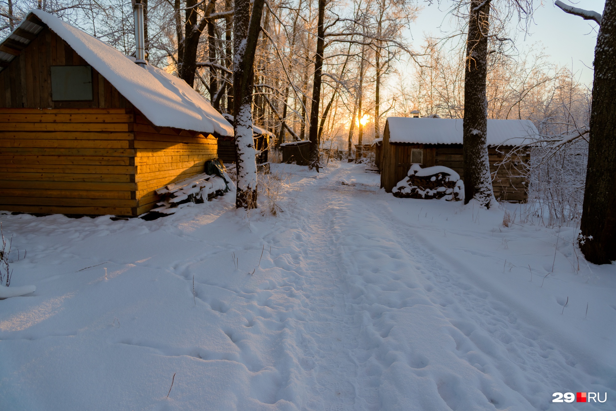 Банно-сарайный городок возде двухэтажных деревянных домов Банно-сарайный городок возде двухэтажных деревянных домов