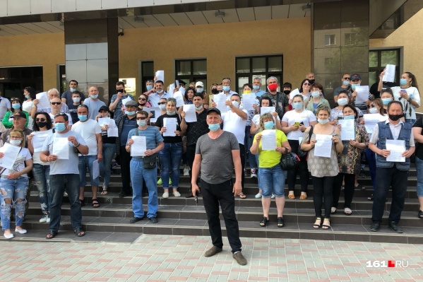 У здания прокуратуры собрались около <nobr class="_">50 человек</nobr> У здания прокуратуры собрались около <nobr class="_">50 человек</nobr>