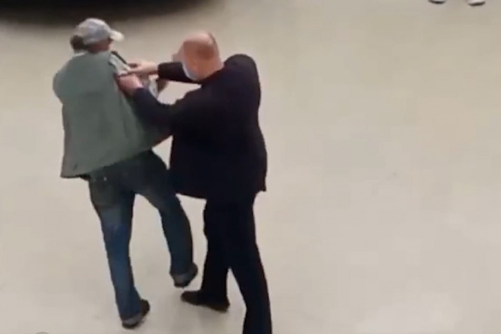 Сотрудник комплекса толкнул пожилого мужчину, и тот упал на пол Сотрудник комплекса толкнул пожилого мужчину, и тот упал на пол