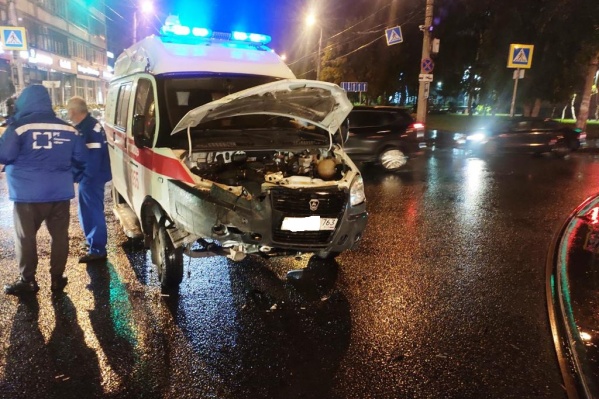 Авария произошла на пересечении Клинической и улицы Мичурина Авария произошла на пересечении Клинической и улицы Мичурина