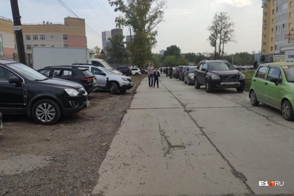 По такой дороге вынуждены ходить школьники По такой дороге вынуждены ходить школьники