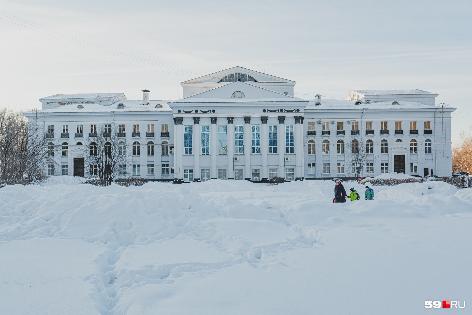 Сквер у ДК Ленина сейчас завален снегом