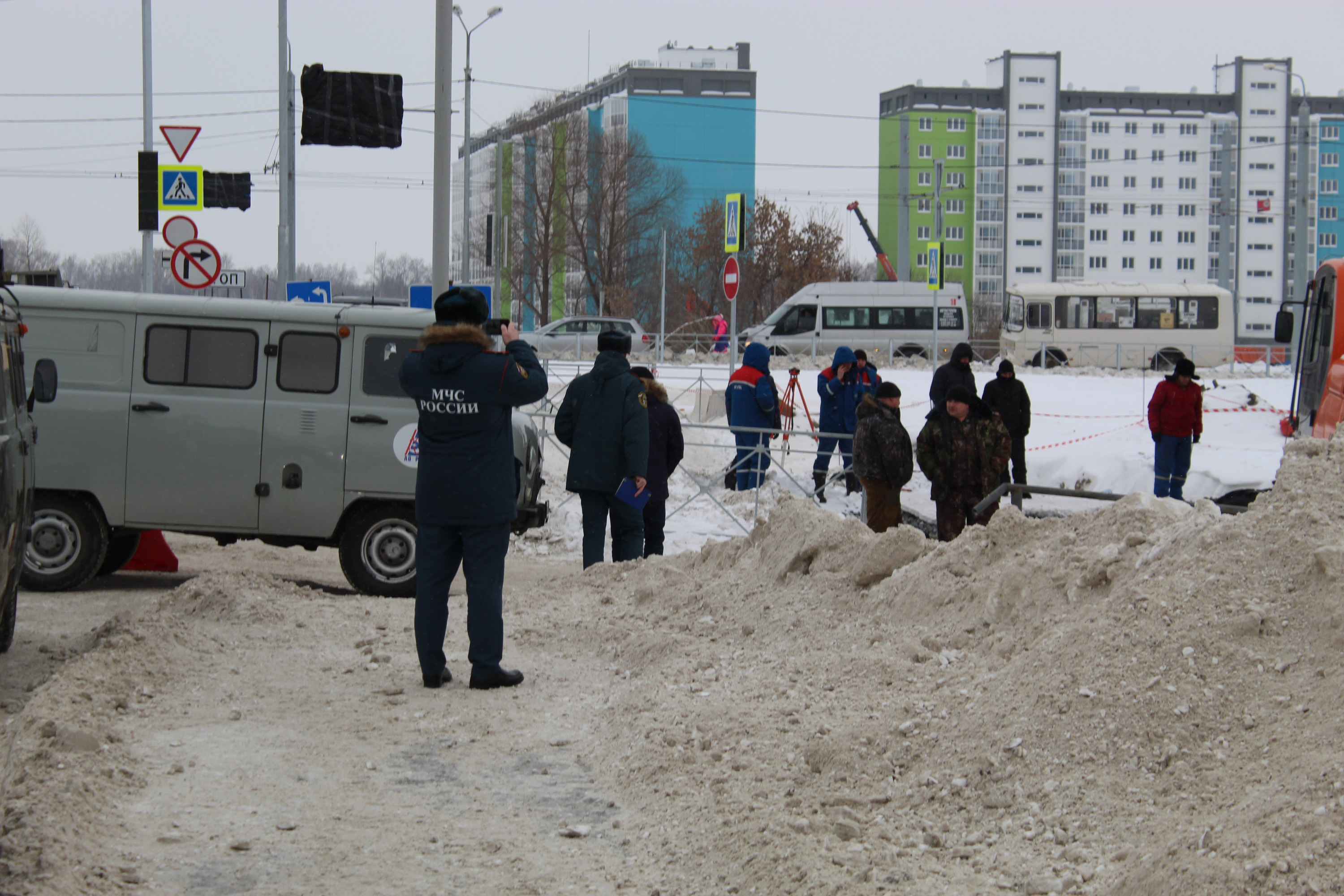 Сотрудники МЧС также контролируют ситуацию Сотрудники МЧС также контролируют ситуацию