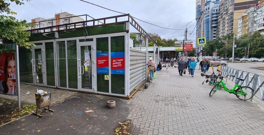 Плакаты на входе предлагают деньги для покупки автомобиля Плакаты на входе предлагают деньги для покупки автомобиля