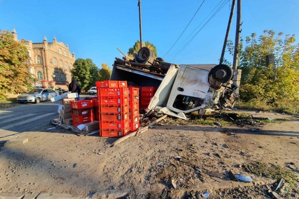 Из грузовика на дорогу высыпался груз Из грузовика на дорогу высыпался груз