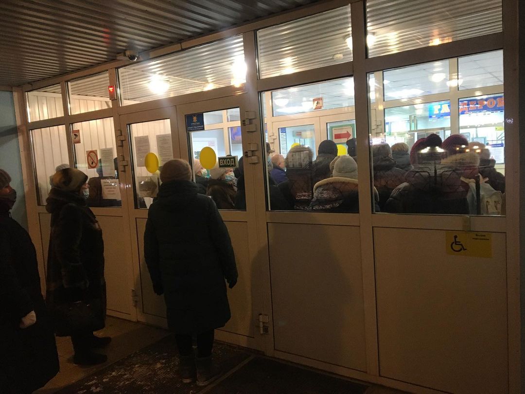 «Случай далеко не разовый»: красноярцы устроили давку перед регистратурой поликлиники