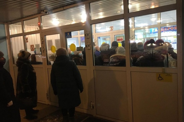 Люди столпились в поликлинике в очереди на прием Люди столпились в поликлинике в очереди на прием