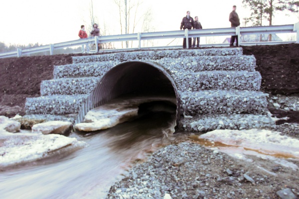Упавшего в воду мальчика занесло в трубу и затянуло под лед Упавшего в воду мальчика занесло в трубу и затянуло под лед
