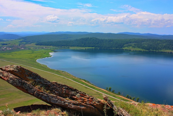 Озеро Большое за летний сезон посещают тысячи туристов