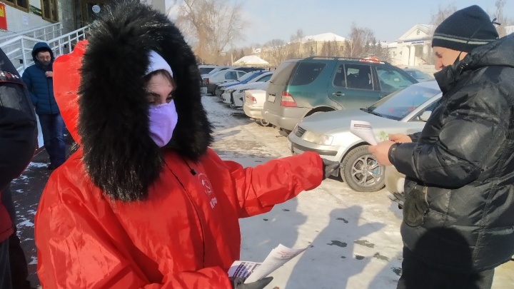 Учительнице-коммунистке из омского села запретили раздавать поздравления с Днем защитника Отечества