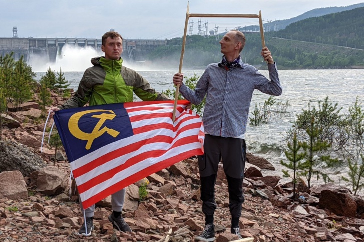 На фоне ГЭС и с флагом компартии США