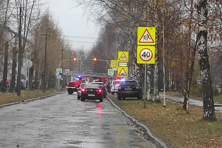 Дороги рядом со школой оцеплены Дороги рядом со школой оцеплены