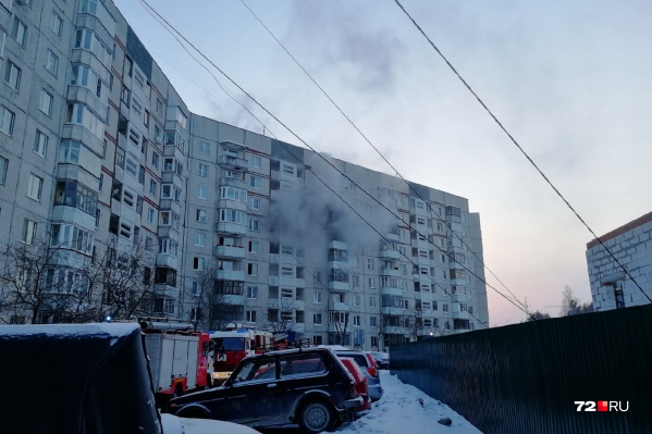 Горит 161-й дом по улице Московский тракт Горит 161-й дом по улице Московский тракт