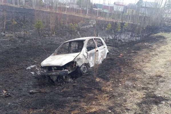 После аварии машина вылетела в кювет и загорелась После аварии машина вылетела в кювет и загорелась