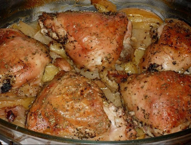 Яблоки в этом рецепте играют роль маринада, в котором курица получается нежной и сочной