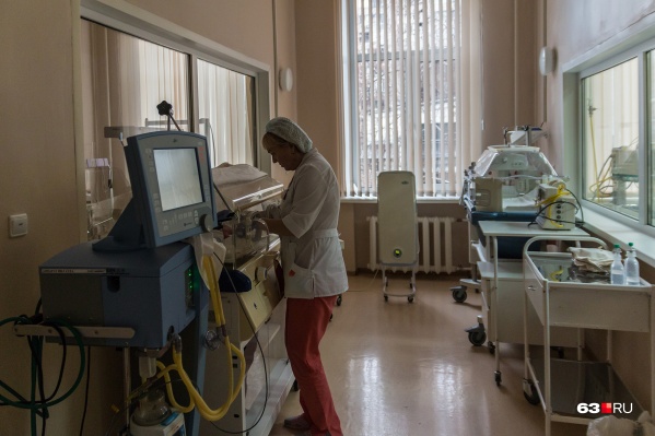 Если малыш после родов слаб, то его помещают в специальные кювезы Если малыш после родов слаб, то его помещают в специальные кювезы