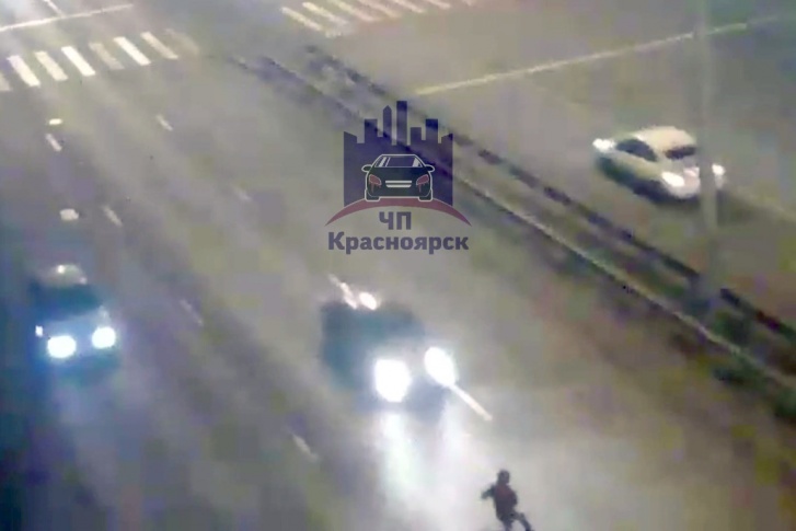 В последний момент парень шарахнулся от машины, но было поздно В последний момент парень шарахнулся от машины, но было поздно
