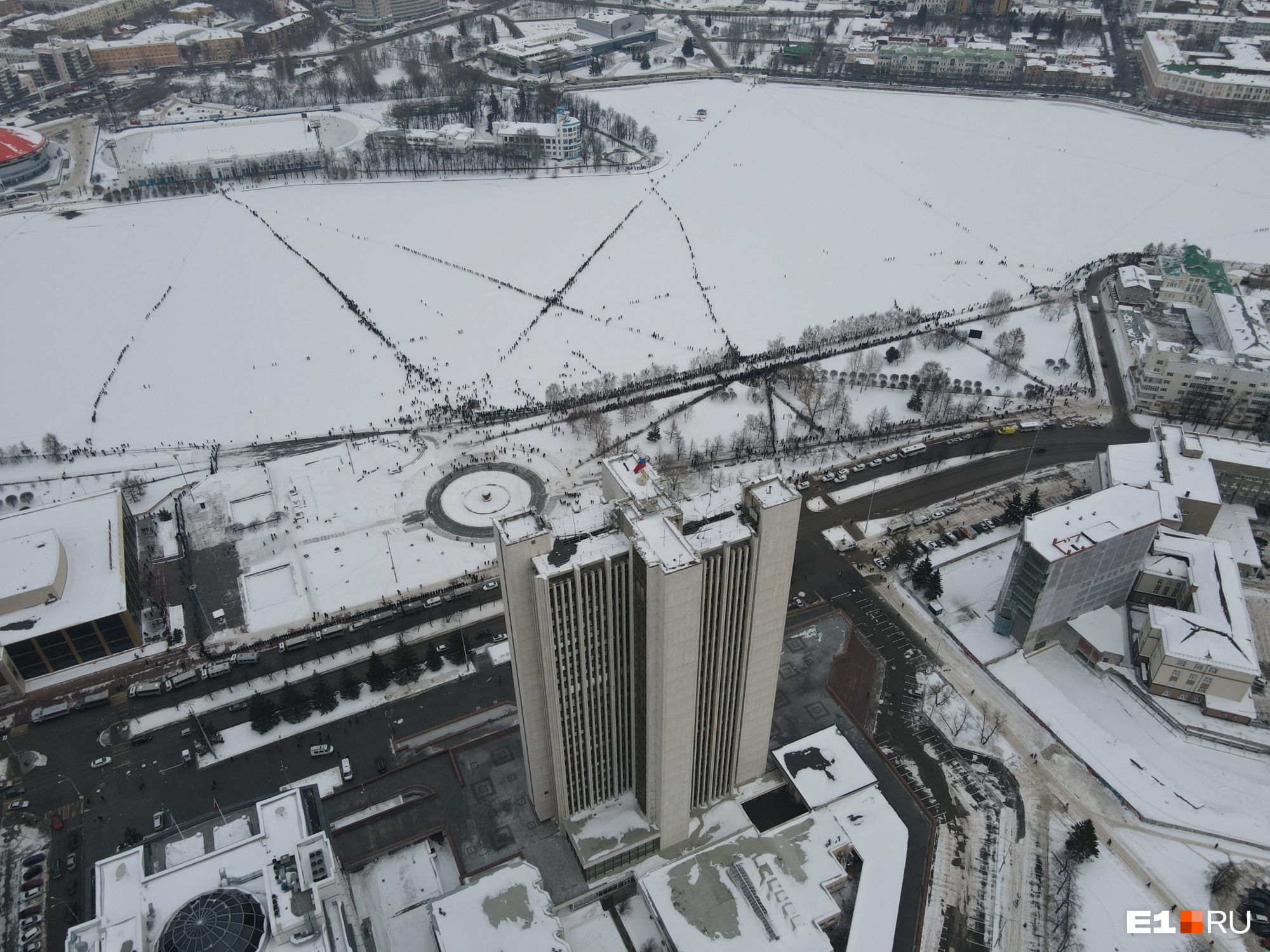 Сотни екатеринбуржцев вышли на лед Городского пруда: показываем акцию протеста в Екатеринбурге сверху