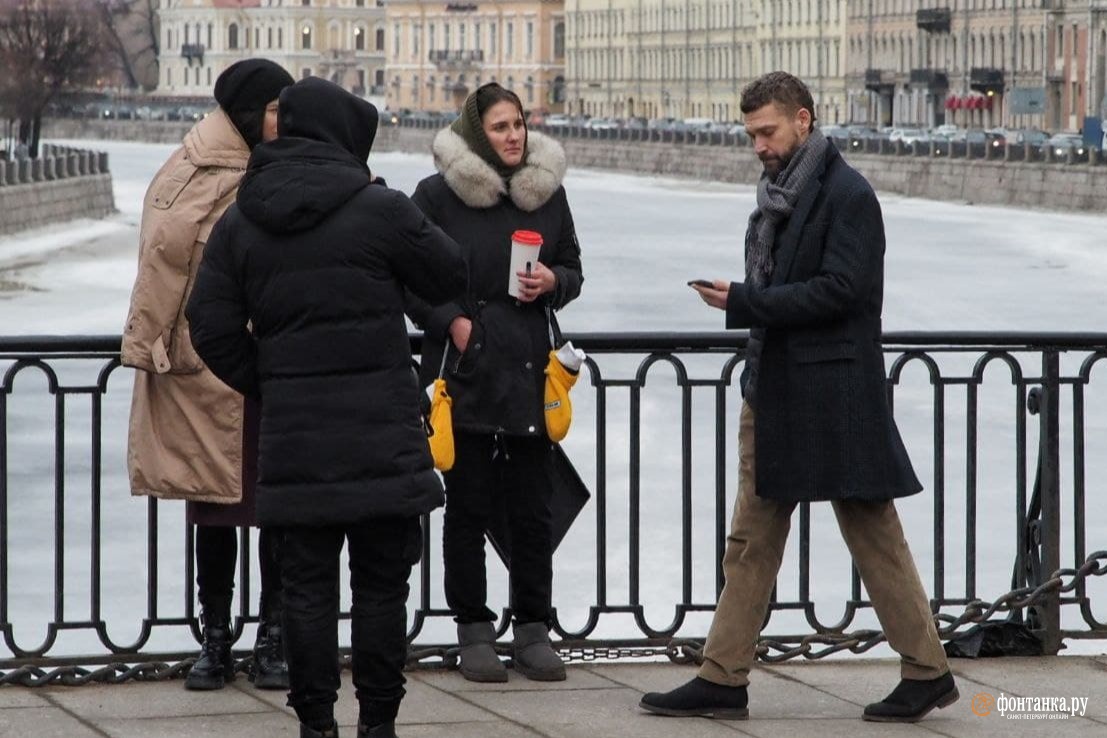 Клип питер. Петербург клип. Фонтанка ру дети европейской внешности. Фонтанка ру фото трех парней в женском платье акция.