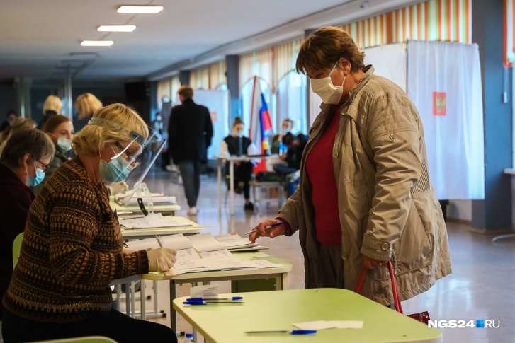 Выборы позволяют взрослым ненадолго вернуться в школу и почувствовать себя на месте учеников, что не всегда приятно Выборы позволяют взрослым ненадолго вернуться в школу и почувствовать себя на месте учеников, что не всегда приятно