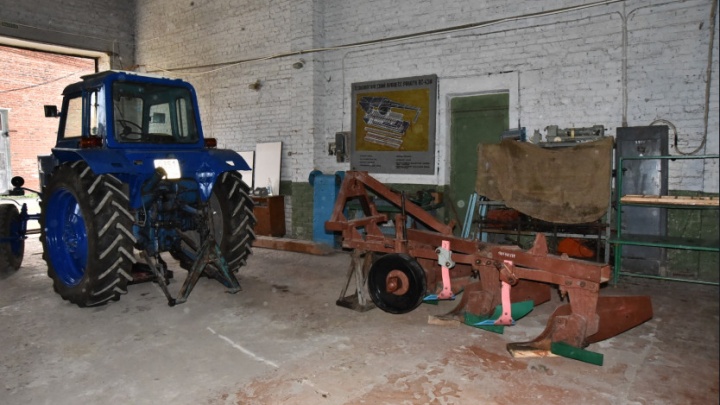 «Таких старых образцов уже нигде нет»: сельхозтехникум в Куйбышеве получит новые мастерские и комбайны