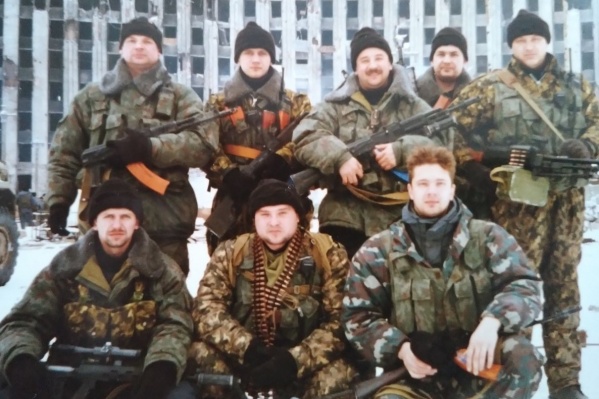 4-е оперативно-боевое отделение челябинского СОБРа. Верхний ряд слева направо: Пётр Кузьмин, Антон Николаев, Геннадий Куракин, Сергей Есипов, Олег Постников. Нижний ряд: Владимир Харченко, Сергей Манеев, Михаил Батин 4-е оперативно-боевое отделение челябинского СОБРа. Верхний ряд слева направо: Пётр Кузьмин, Антон Николаев, Геннадий Куракин, Сергей Есипов, Олег Постников. Нижний ряд: Владимир Харченко, Сергей Манеев, Михаил Батин