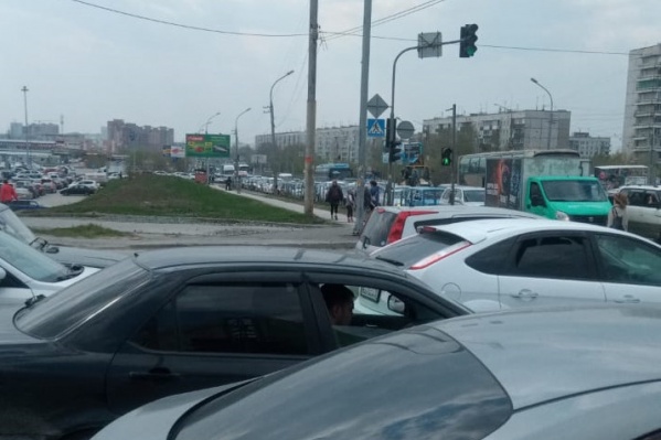 Читатели говорят, что стоят в пробке не меньше часа Читатели говорят, что стоят в пробке не меньше часа