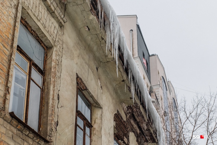 Не ходите рядом с домами, где есть сосульки или много снега Не ходите рядом с домами, где есть сосульки или много снега