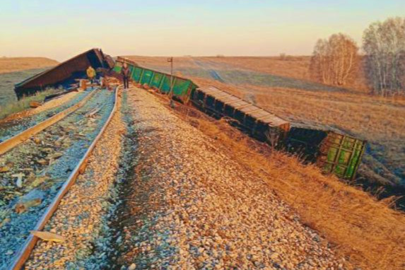 Восемь вагонов с углем сошли с рельс в Кузбассе