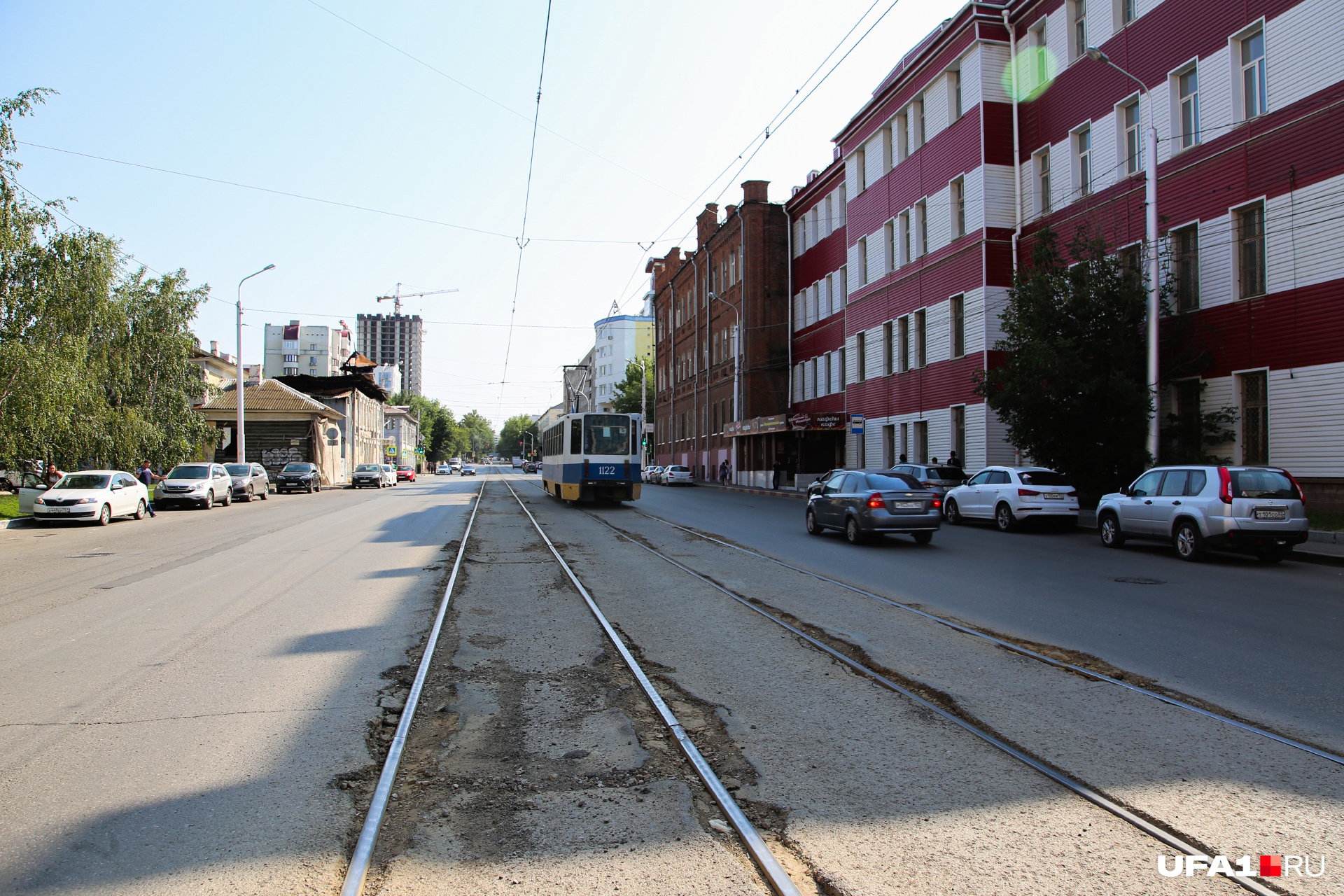 Когда-то улица Аксакова именовалась Каретной — видимо, по названию транспорта, на котором можно было по ней проехать. А в наши дни надо бы переименовать ее в Тракторную