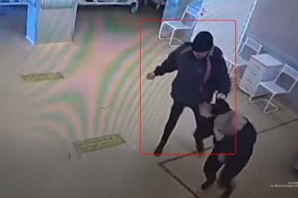 Мужчина несколько минут остервенело избивал закрывающуюся руками женщину Мужчина несколько минут остервенело избивал закрывающуюся руками женщину