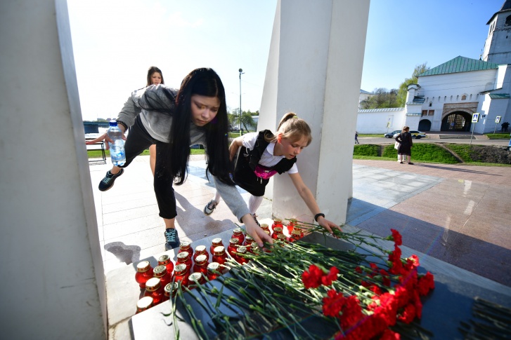Люди возложили цветы в память об усопших 