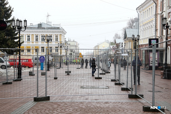 Сегодня на главной пешеходной улице Нижнего Новгорода выставили ограждения