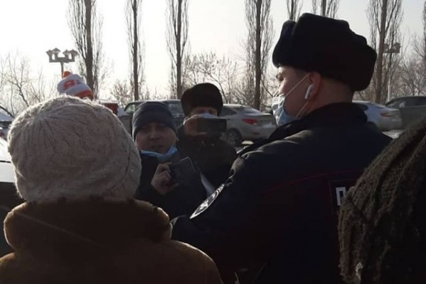 В центре — тот самый задержанный активист Альберт Рахматуллин В центре — тот самый задержанный активист Альберт Рахматуллин