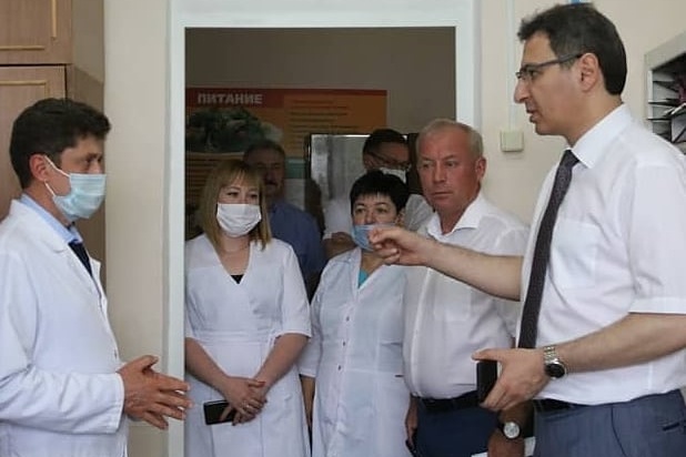 По данным министра здравоохранения <nobr class="_">63-го</nobr> региона Армена Беняна (крайний справа), больше половины медработников области уже привились от коронавируса